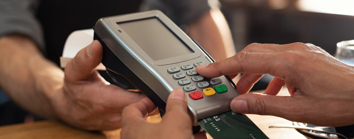 Pessoal efetuando pagamento no cartão de crédito