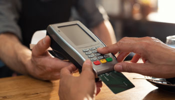 Pessoal efetuando pagamento no cartão de crédito