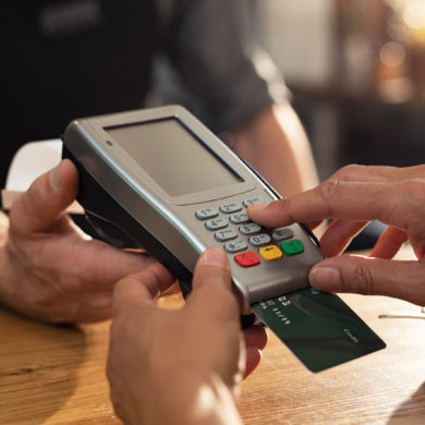 Pessoal efetuando pagamento no cartão de crédito