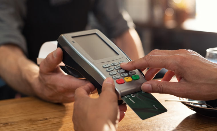 Pessoal efetuando pagamento no cartão de crédito