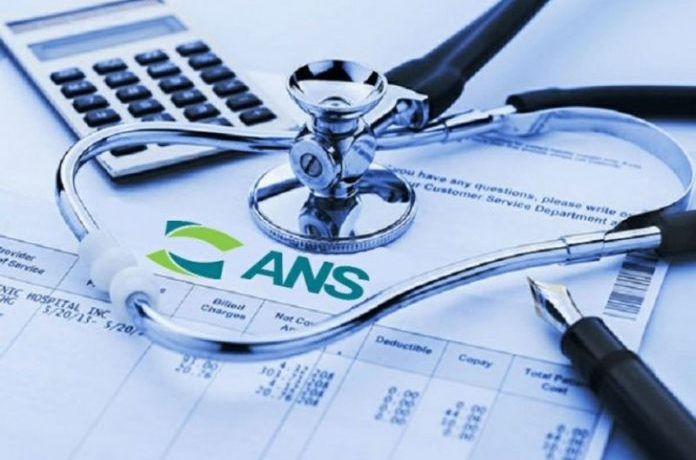 Boleto com a sigla ANS ao lado de um estetoscópio e uma calculadora, representando os custos, a gestão e a regulamentação dos planos de saúde.